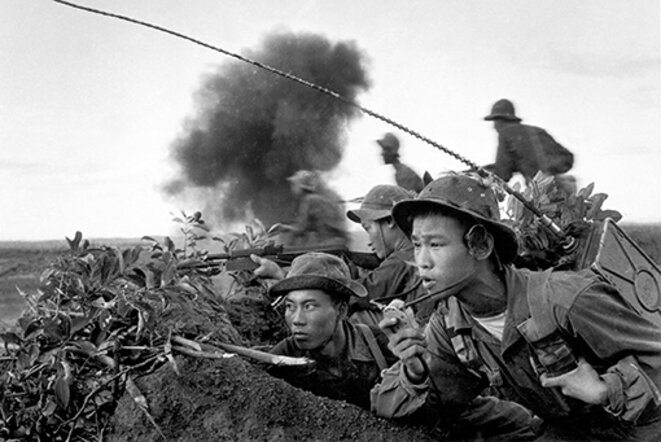 1970. L’équipe radio d’un groupe d’assaut de l’armée nord-vietnamienne lors de l’offensive sur la ville de Quang Tri. © Doan Công Tinh 1970. L’équipe radio d’un groupe d’assaut de l’armée nord-vietnamienne lors de l’offensive sur la ville de Quang Tri. © Doan Công Tinh